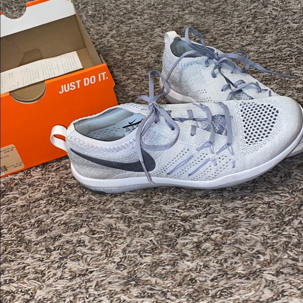 Tennis shoes